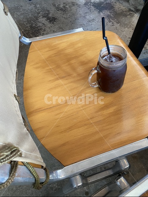 의자,카페,커피,아이스아메리카노,여휴,휴식,coffee,cafe,icedcoffee,americano,jar,coffeecup,cup,wood,나무,furniture,가구,테이블탑,relax,chair,커피,카페,coffee,cafe