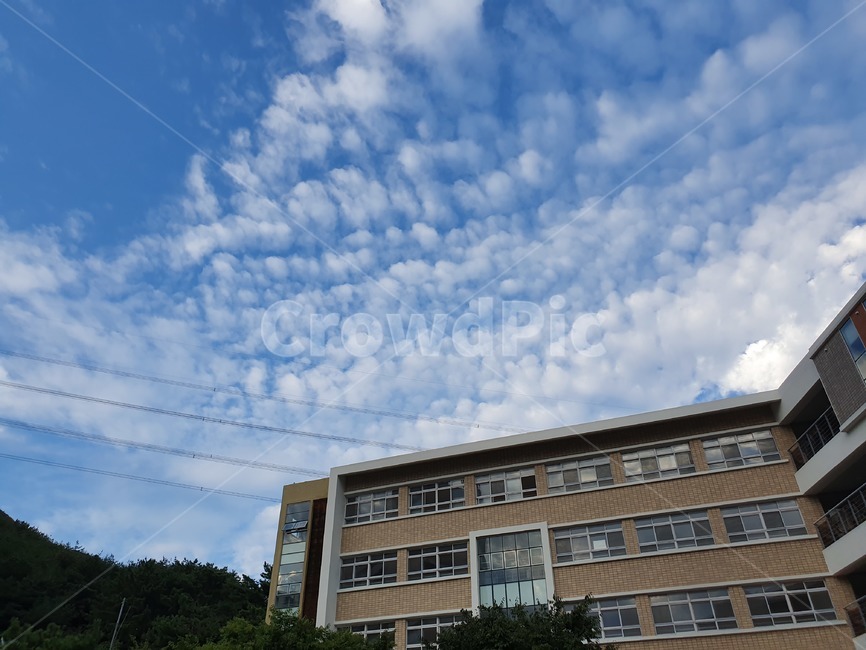 건물,여름,가을,하늘,구름,창문,유리,산,전선,전기줄,뒷산,자연,날씨,cloud,weather,outdoor,sky,건축물,건물외관,exterior,building,structure,architecture,construction