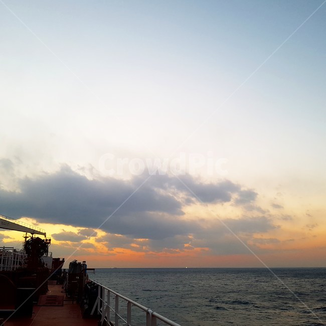 바다,망망대해,해상,노을,해질녁,태양,선박,배,수평선,구름,하늘,sky,cloud,vessles,ship,ocean,sea,sun,sunset