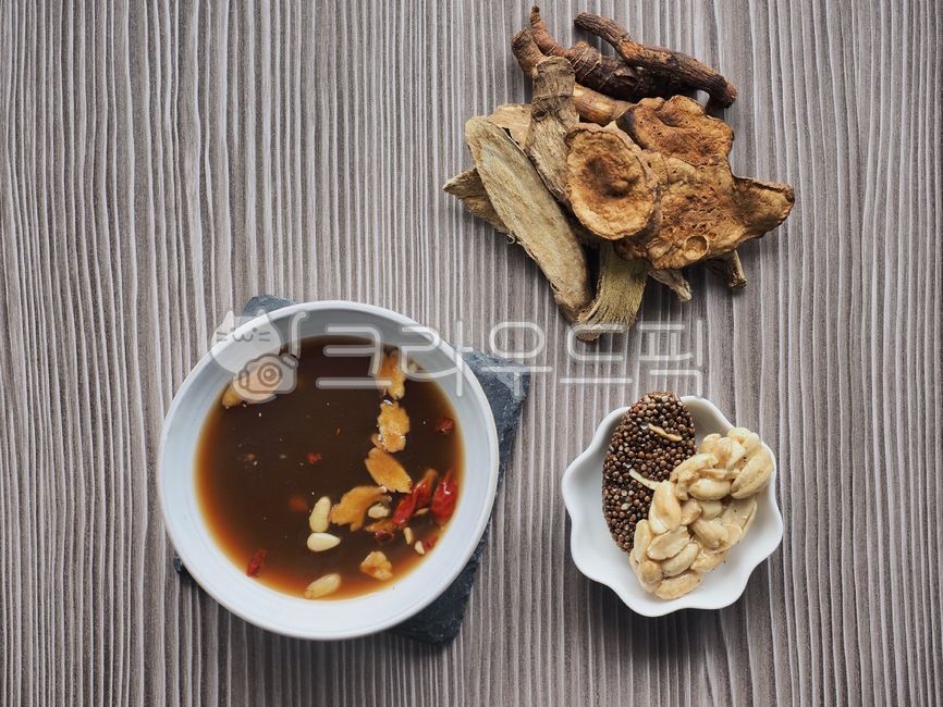 한국음료,한국전통음료,쌍화차,쌍화탕,한국전통차,그릇,차,음료,전통차,전통음료,웰빙,웰빙음료,대추,갈색,따뜻한음료,koreanbeverage,koreantraditionaldrink,doublecar,ssanghwatang,koreantraditionaltea,bowl,beverage,traditionaltea,traditionaldrink,wellbeing,wellnessbeverage,jujube,brown,hotdrink,음식,식재료,요리,food,cook,meal,dishes,food reserves