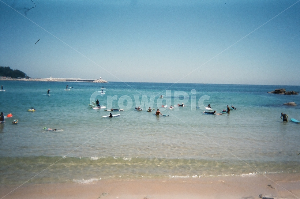 해변,필름사진,강릉,바닷가,해수욕장,푸른,편안한,여름,계절,summer,season,해변,바다,beach,sea,사람들,대중,군중,other people,crowd,여행,휴가,traveling,vacation,trip,outdoors,옥외,water,물,nature,자연,ocean,대양,land,땅