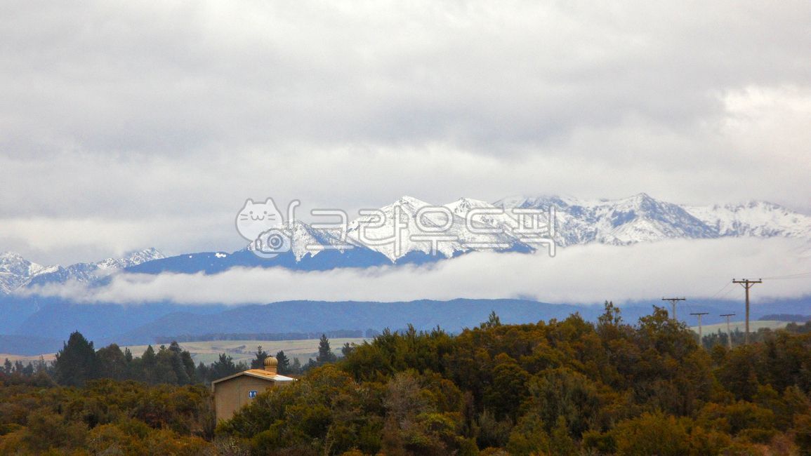 mountainrange,mountainous landforms,atmosphericphenomenon,clouds,scenery,atmospheric phenomenon,trees,mountain,mountainouslandforms,grass,sky,green,nature,tree,mountain range,water,New Zealand,hill,natural scenery,panorama,outdoors,newzealand,background,s