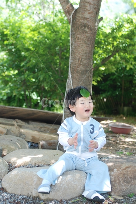 아이,해맑은,나뭇잎,풍경,즐거운,사람,인물,인간,human,person,어린이,어린아이,child,children,kid