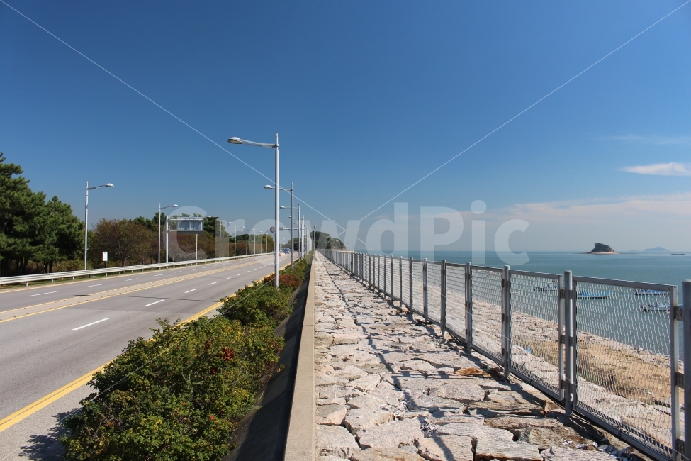인천,영종도,바다,도로,구름,하늘,휴가,교통,교통수단,traffic,transportation,path,통로,walkway,보도,sidewalk,pavement,포장,railing,난간