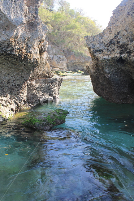 인도네시아,발리,해변,바다,바위,록,indonesia,bali,beach,sea,rock,rocks,nature,자연,ocean,대양,cove,후미,자연,풍경,nature,landscape,shoreline,해안선,water,물,outdoors,옥외,coast,연안,cave,동굴