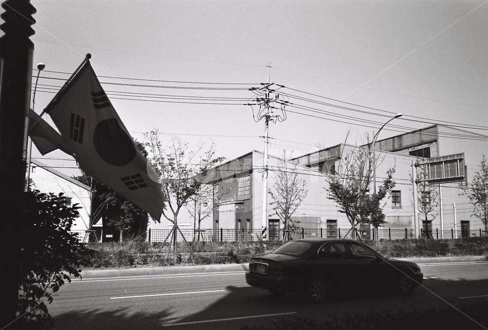 모노크롬,monochrome,흑백사진,태극기,vehicle,차량,automobile,자동차,car,차,transportation,교통,도로,road,도시,city,urban,film,필름사진,필름,흑백,모노톤,monochrome,black and white