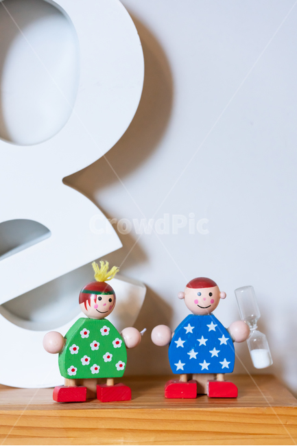 인형,벽,받침대,선반,흰색,귀여운,그림자,깔끔한,깨끗한,배경,모래시계,파란색,빨간색,별,연두색,접사,조각상,동상,석상,조형물,statue,bronze statue,stone statue,인테리어,실내디자인,interior design,사물,물건,오브젝트,thing,object,matter