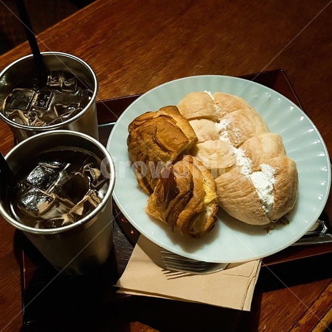 아이스아메리카노,카페,브런치,커피,카페사진,coffee,cafe,bread,빵,음식,식재료,요리,food,cook,meal,dishes,food reserves,빵,bread,디저트,간식,후식,dessert,snack,커피,카페,coffee,cafe