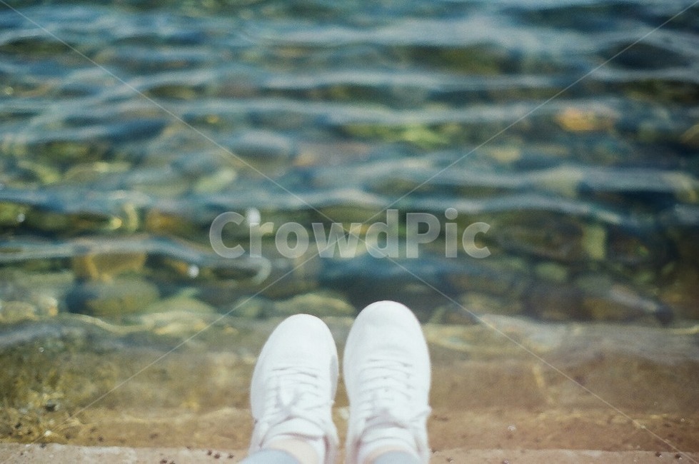 apparel,운동화,바다,바닷물,바닷속,돌,물,sea,seawater,placeunderthesea,ocean,파랑,blue,맑음,깨끗한,투명한,clean,pure,sunny,필름카메라,감성,sensible,feeling
