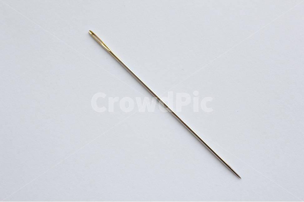 바늘,탑앵글,탑뷰,흰배경,스틸,금속,사물,물건,재봉도구,도구,바느질,날카로운,뾰족한,옷수선,재료,사물,물건,오브젝트,thing,object,matter