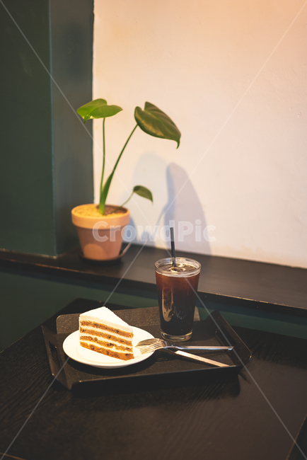 cake,coffee,커피,아이스아메리카노,카페,휴식,쉼,책,느긋함,간식,베이커리,커피,카페,coffee,cafe