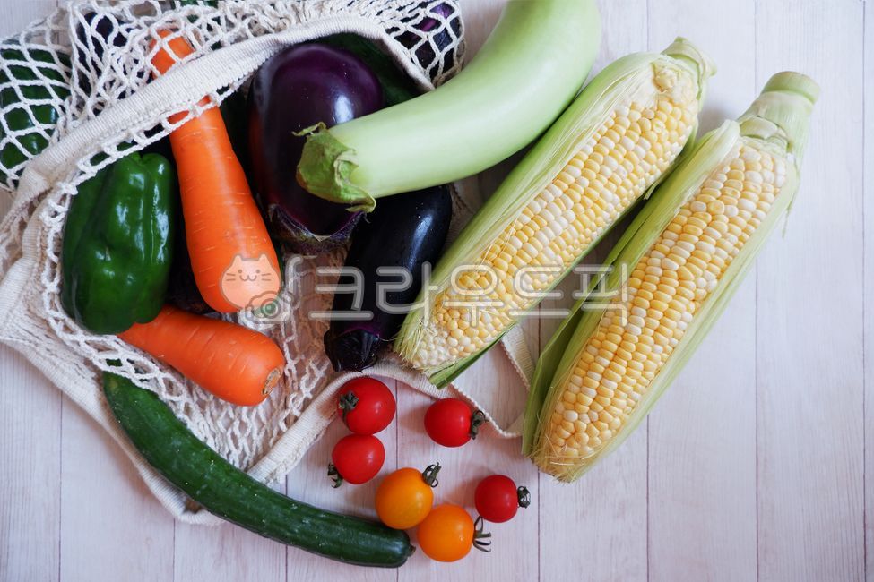 cooking preparation,Vegetables,salad,wooden table,corn,cucumber,cherry tomato,healthyfood,tomato,vegetable,freshness,salad ingredients,eggplants,shopping cart,steamed corn,ingredients,carrots,bell peppers,wood,diet,cooking,eggplant,waxy corn,Chodang corn,