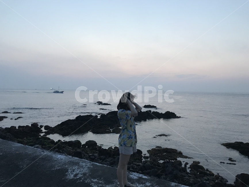 현무암,금능해수욕장,금능바다,제주도,제주,여름,여행지,관광지,하늘,바다,휴가지,제주도금능,제주도바다,제주금능,제주바다,밀물,썰물,해수욕장,모래사장,일몰,초저녁,해질녘,여자뒷모습,하와이안셔츠,여름셔츠,여자걷는모습,걷는모습,사람뒷모습,사람걷는모습
