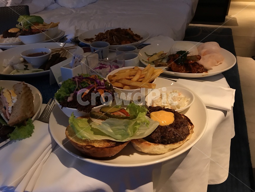 룸서비스,호텔룸서비스,호텔식사,호텔서비스,식사,healing,요리,dinner,dining,그릇,햄버거,hamburger,만찬