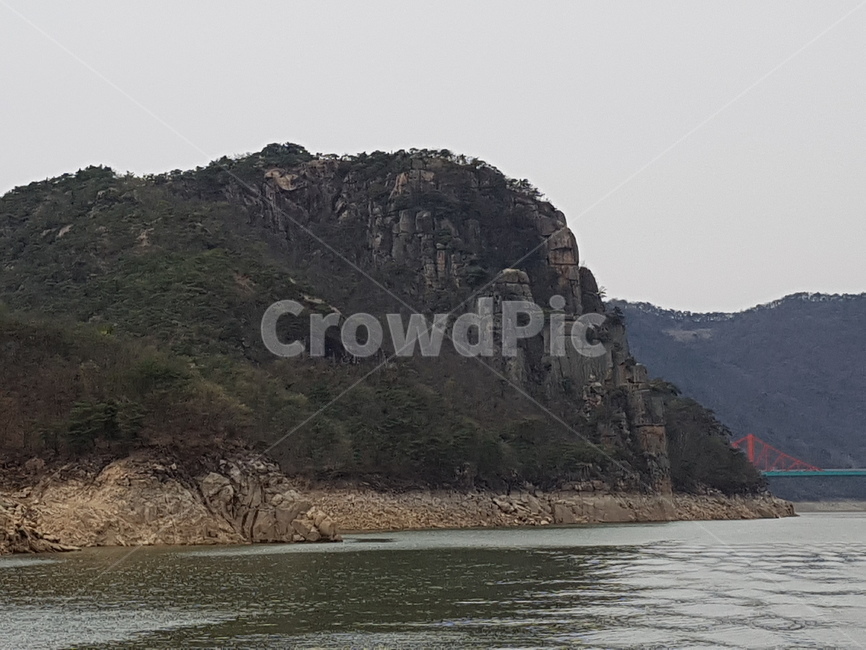 호수,나무,바위,하늘,물결,산,바위산,자연,풍경,nature,landscape,cliff,낭떠러지,outdoors,옥외,promontory,곶