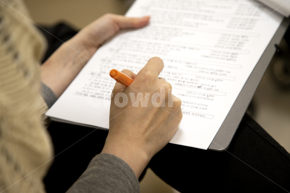 교육,손,핸드,식견,지식,익히다,학문,강연,강의,강좌,노트,수첩,볼펜,앉음,대학생,공부,청소년,테스트,여성,여자,젊은,연필,쓰다,체크,긴장,확인,문제,문제지,습득,학습,열정,생활,시험지,설문지,사람,인물,인간,human,person,신체일부,몸,body,교육,학교,공부,education,learning,study,school