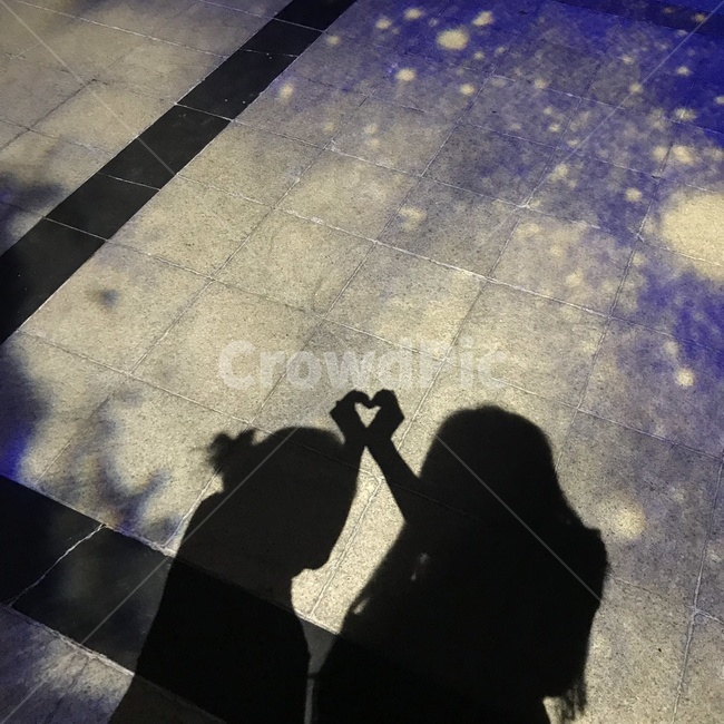 person,사람,human,인간,바닥,flooring,floor,빛,light,조명,lamp,lighting