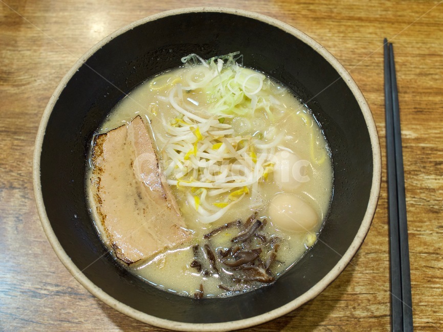 시로라멘,라멘,일본,일본음식,일본라면,라면,국물,젓가락,음식,식품,고기,국물음식,돼지고기,누들,국수,점심,점심식사,식사,음식,식재료,요리,food,cook,meal,dishes,food reserves,면류,면요리,noodles,일식,일본음식,일본요리,Japanese food,Japanese dishes,Japanese meal,Japanese cook