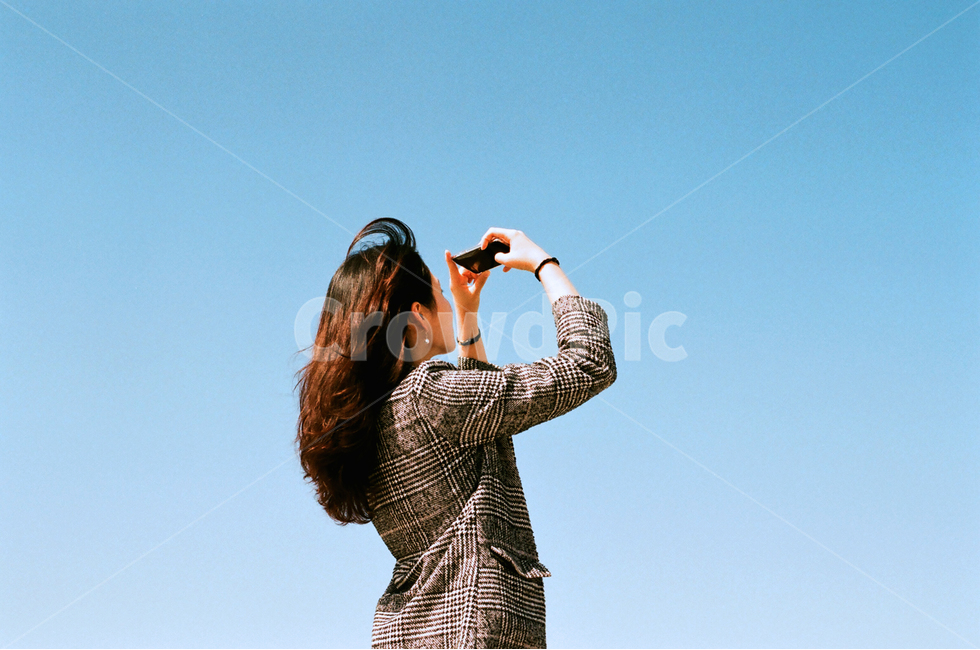여성,청춘,푸름,사진,촬영,사람,인물,인간,human,person,여성,여자,woman,female,lady,정보통신기술,전자기기,전자제품,it,information,technology,electronic equipment