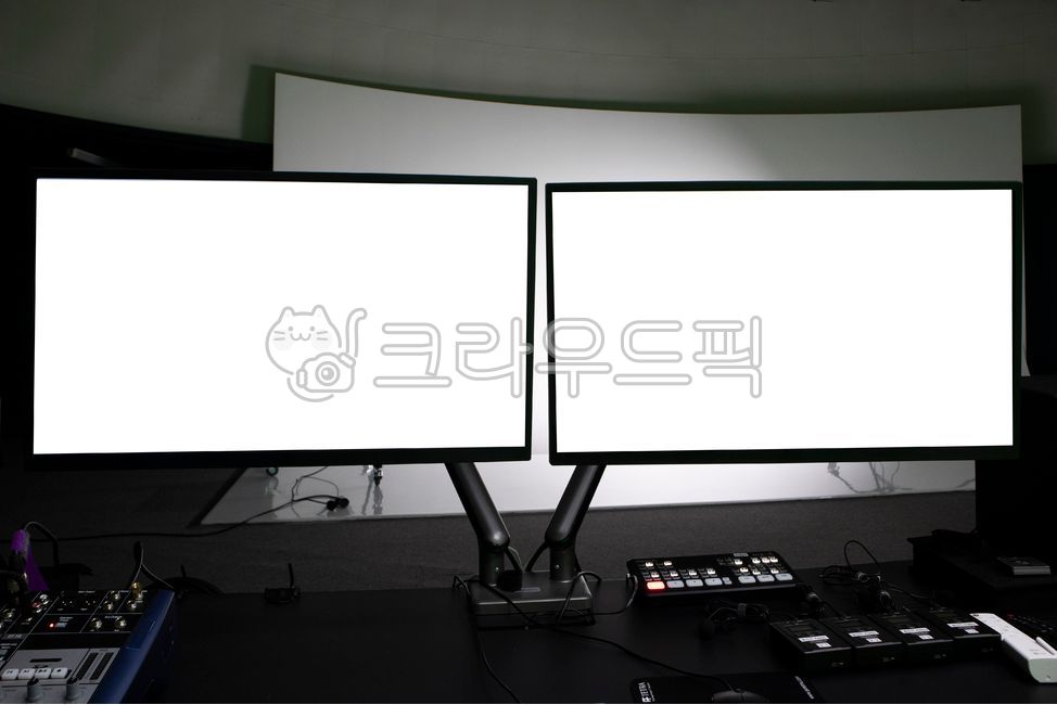 Chroma key,studio rental,microphone,stage,green,video editing,lighting,space rental,filming,camera,video,editing,stage lighting,filming set,filming lighting equipment,strobe,light,dual monitor,studio,dual monitor mockup,monitor mockup