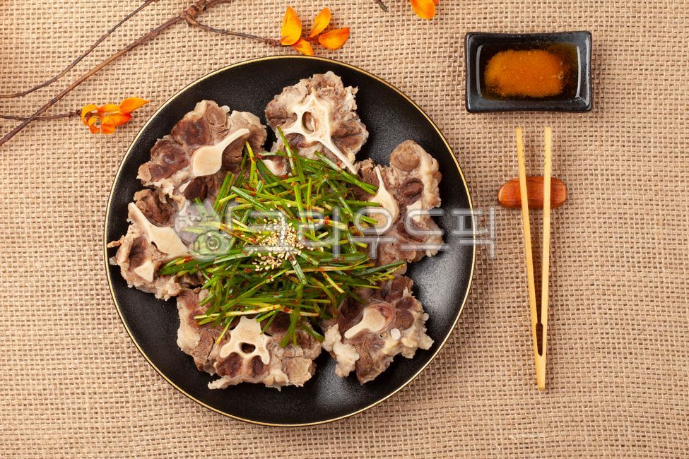 소꼬리찜,소꼬리곰탕,소꼬리고기,소꼬리뼈,사골,한우잡뼈,뼈,잡뼈,소뼈,우족,한우,소,음식,식재료,요리,육류,고기,사골재료,곰탕재료,곰탕,사골곰탕,육수,사골육,수한우사골육수,한우곰탕