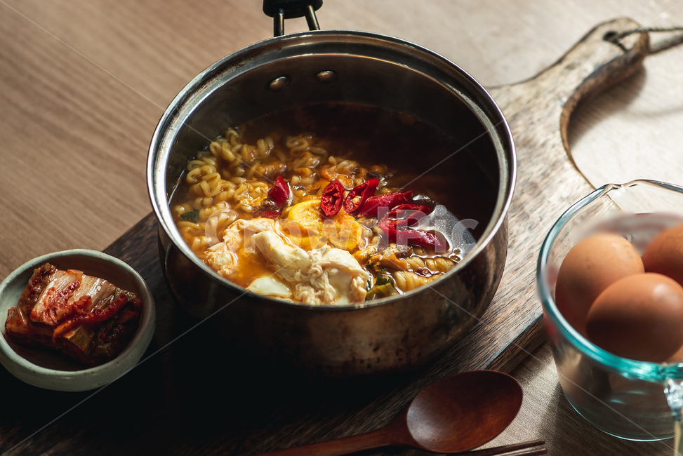 라면,한국라면,계란,계란라면,달걀,고추,나무테이블,나무도마,한국음식,한국요리,간편식,라면냄비,따끈한,매콤한,매운,얼큰한,자취요리,자취음식,혼밥,ramen,egg,woodentable,음식,식재료,요리,food,cook,meal,dishes,food reserves,면류,면요리,noodles,한식,한국음식,한국요리,korean food,korean dishes,korean meal,korean cook,감성,sensible,feeling