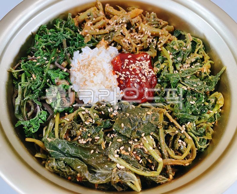 white rice,seasoning,bibimbap,Acanthopanax shoots,water parsley,Yangpoon Namul Bibimbap,seasoned,chili pepper paste,Aralia,Acanthopanax herb,Sesame oil,Gasiogapi shoot seasoned with sprouts,Herbs,groundnut,Yangpooni,Aralia sprouts,Seasoned aralia shoots,W