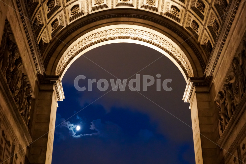 개선문,아치,달,밤,유럽,europe,arch,moon,해외,외국,세계,foreign,oversea,world,건축물,건물외관,exterior,building,structure,architecture,construction