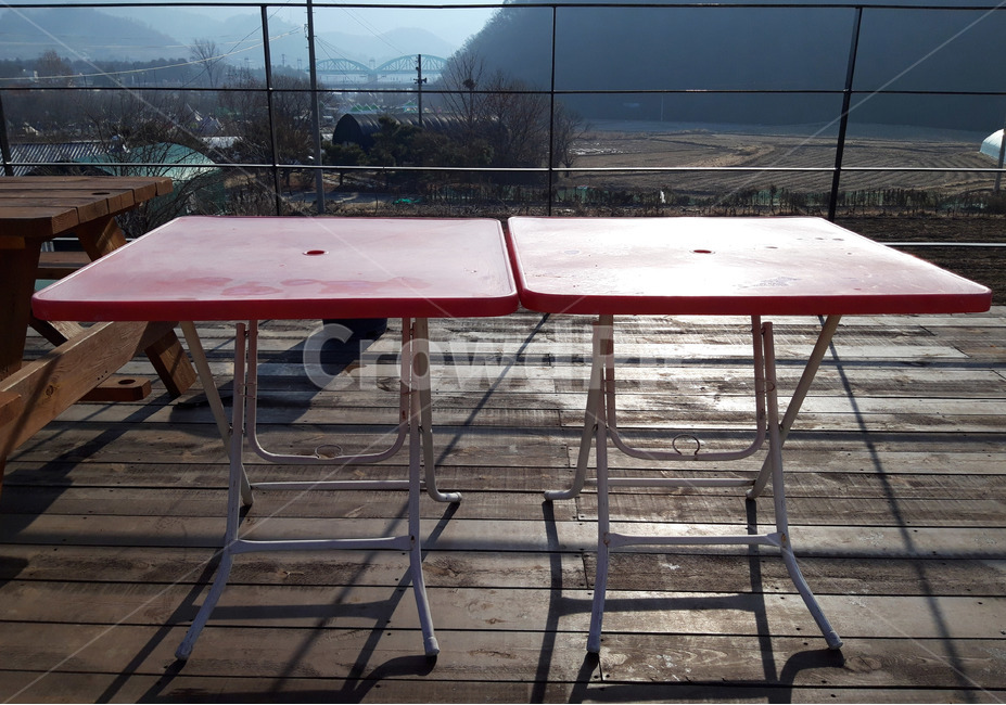 테이블,플라스틱,네모,흰색,붉은색,나무바닥,table,plastic,square,red,white,사물,물건,오브젝트,thing,object,matter