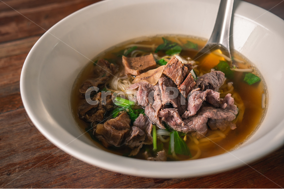 소고기,국수,쌀국수,소고기쌀국수,태국요리,요리,음식,food,ricenoodles,noodles,beef,나무테이블,소,국물,따끈한,맛있는,맛집,음식사진,음식,식재료,요리,food,cook,meal,dishes,food reserves,면류,면요리,noodles