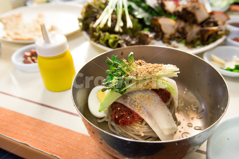 막국수,면,면요리,냉면,한그릇,초록,빨간,깨,음식,한식,음식,식재료,요리,food,cook,meal,dishes,food reserves,한식,한국음식,한국요리,korean food,korean dishes,korean meal,korean cook