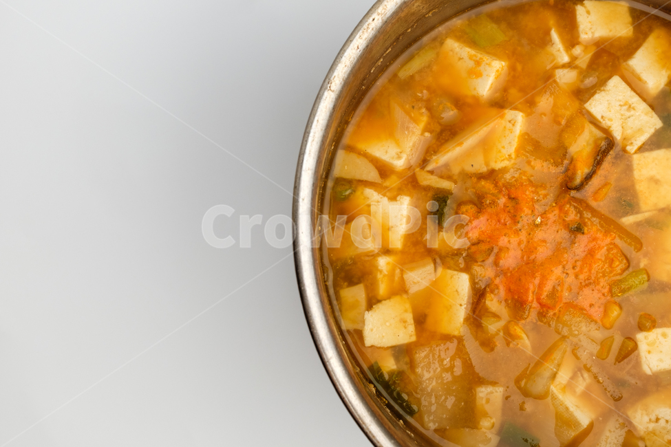 된장,찌개,된장찌개,한국음식,한국문화,아시아음식,아시아문화,수프,국물,끓인,뜨거운,식사,음식,소스,두부,파,고추,버섯,고기,식품,요리,냄비,전통,맛있는,짠,감칠맛,매콤한,반찬,음식,식재료,요리,food,cook,meal,dishes,food reserves