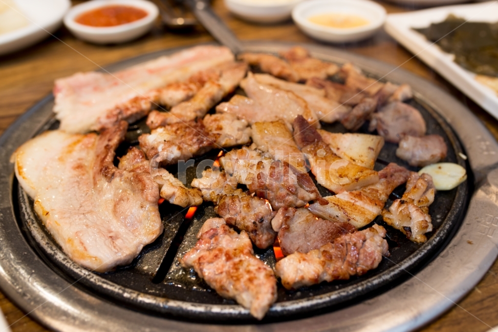 steady state,traditional cuisine,Bulgogi,recipe,beef,raw meat,pork,Insole,Honeycomb Pork Belly,BBQ,pork belly,galmaegisal,brazier,affix,macro photography,fire,cooking,Kaljip Pork Belly,tradition,roast,koreanfood,Grill,Grilled over direct fire,barbaque,Kor