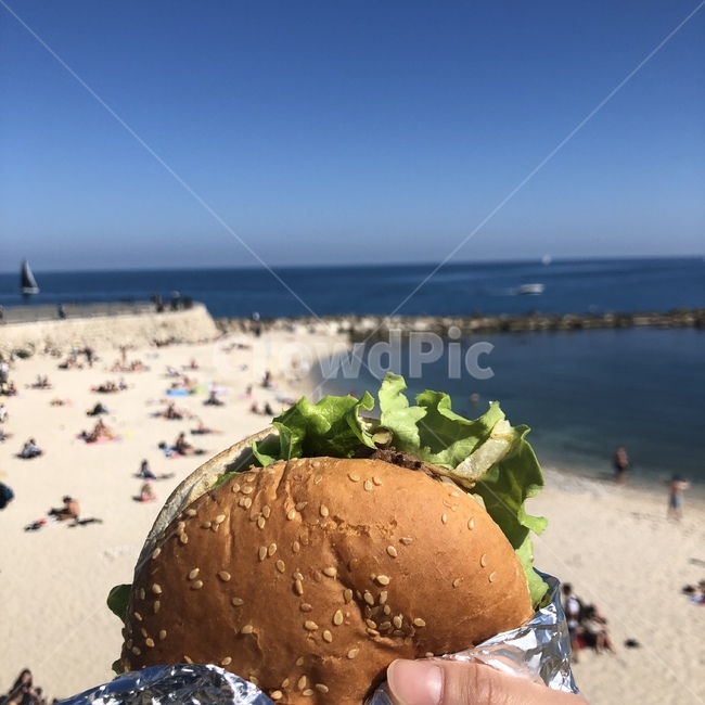햄버거,해변,양상추,깨,은박지,지중해,해변,바다,beach,sea,음식,식재료,요리,food,cook,meal,dishes,food reserves,빵,bread,양식,서양음식,서양요리,western food,western dishes,western meal,western cook