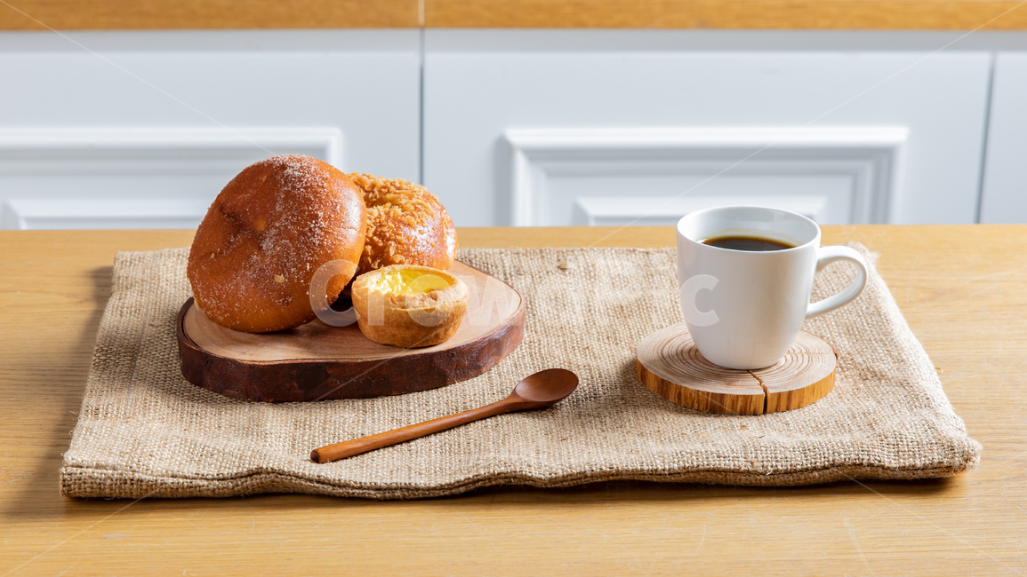 주방,도구,식탁보,현대적인,깔끔한,흰색,실내,인테리어,정돈된,브런치,아침식사,점심식사,식탁,맛있는,달콤한,달달한,음식,끼니,배고픈,쟁반,목기,나무,빵,커피잔,머그컵,커피,패스츄리,단팥빵,숟가락,수저,부억,음식,식재료,요리,food,cook,meal,dishes,food reserves,빵,bread,아침식사,조식,브런치,breakfast,brunch,커피,카페,coffee,cafe