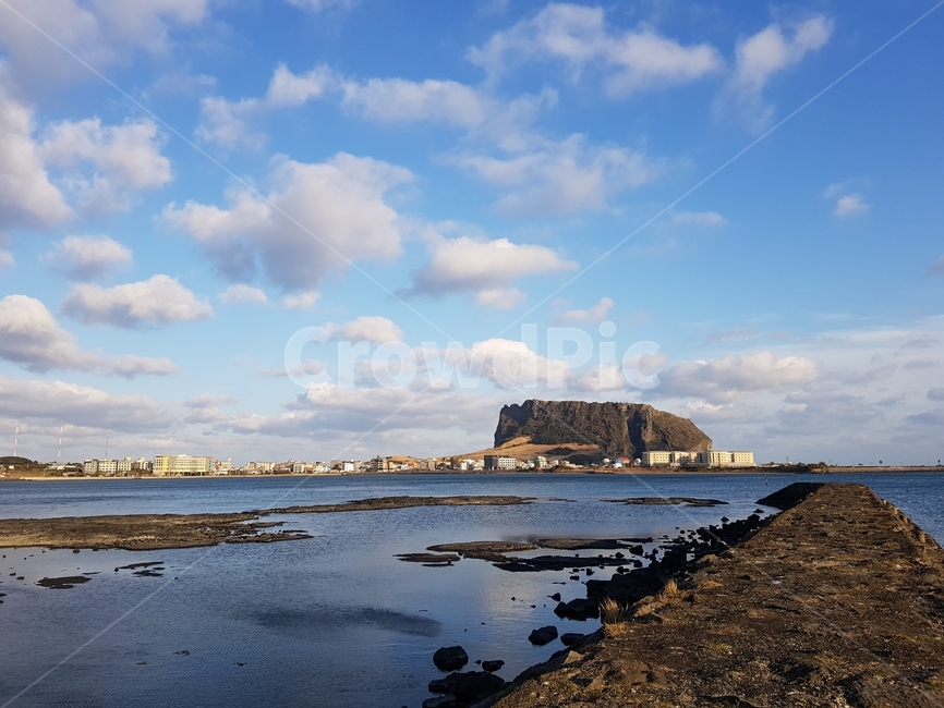 제주도,성산일출봉,하늘,구름,바다,자연,풍경,nature,landscape,한국자연풍경,한국자연경관,korea nature landscape,land,땅,outdoors,옥외,water,물,shoreline,해안선,ocean,대양,sea,promontory,곶,coast,연안