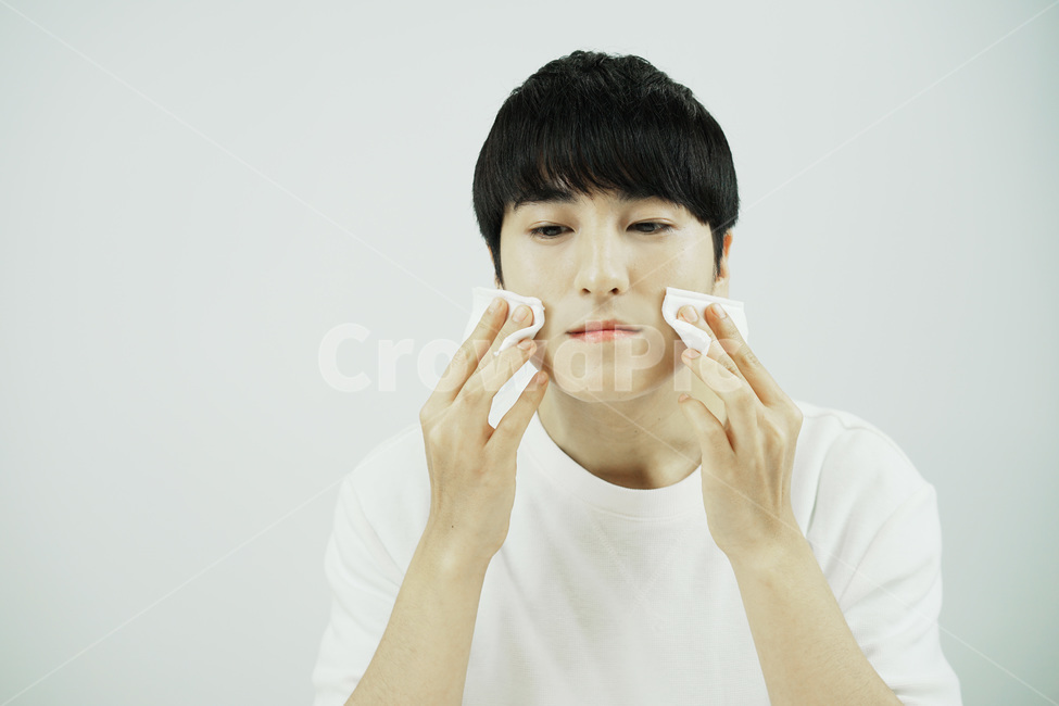 남자,뷰티,스킨케어,피부관리,화장품,로션,beauty,skincare,cosmetic,남성,lotion,그루밍족,사람,인물,인간,human,person,남성,남자,man,male,뷰티,미용,beauty treatment