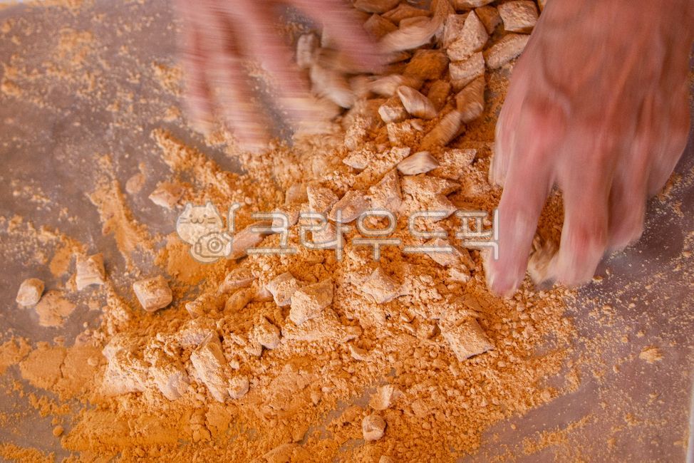 엿만들기,전통엿,엿,먹거리,간식,전통간식,snack,손,콩가루,yeot,군것질,traditionalfoods,핸드메이드,요리,한국전통음식,콩엿,한국음식,식품,웰빙,문화,아시아음식,전통과자,한국과자,과자,후식,한국전통과자,handmade