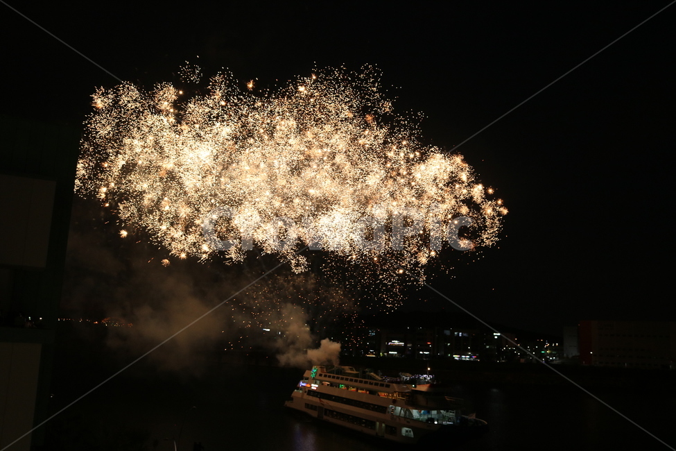 불꽃,firework,fireworks,불꽃놀이,불꽃축제,야경,밤,풍경,nightscape,night,landscape,nature,자연,outdoors,옥외,vehicle,차량,transportation,교통,boat,보트