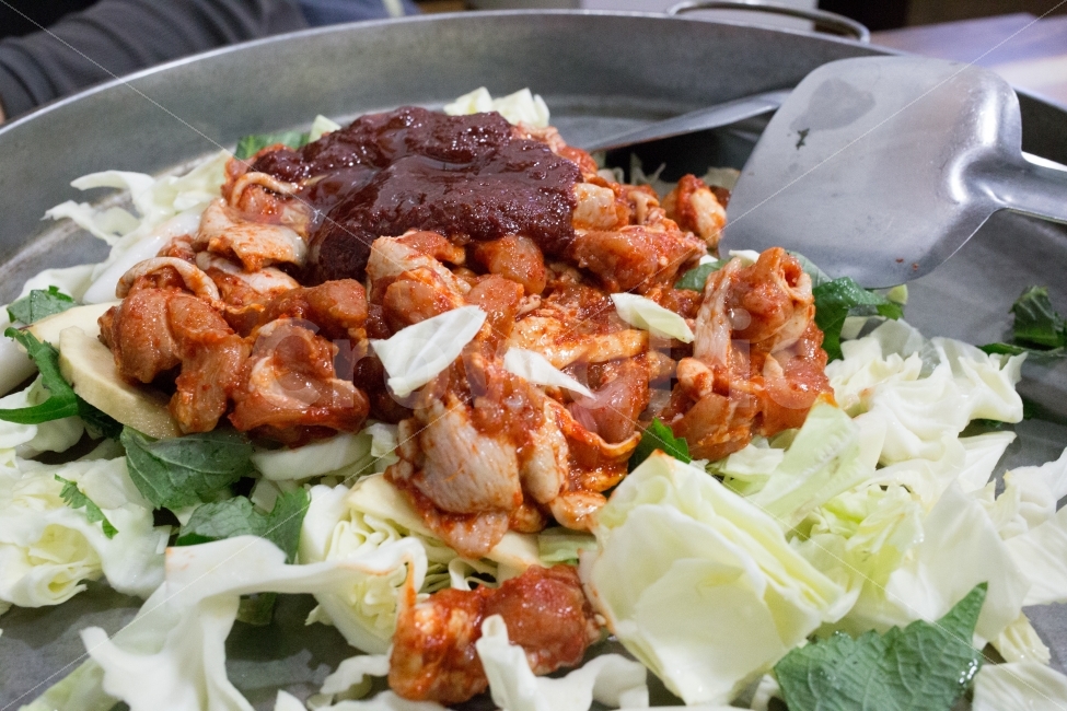 닭갈비,춘천음식,닭요리,치킨,닭볶음,음식,식재료,요리,food,cook,meal,dishes,food reserves,육류,고기,meat,한식,한국음식,한국요리,korean food,korean dishes,korean meal,korean cook