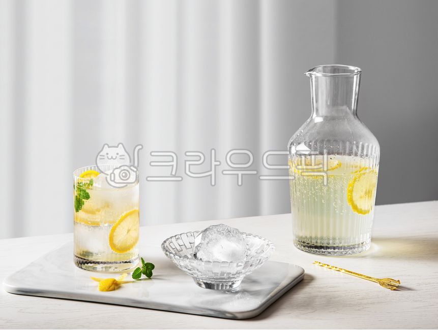 lemonade,lemon,water,ice,cool,cold,glass bottle,glass,refreshing,drink,cocktail,juice