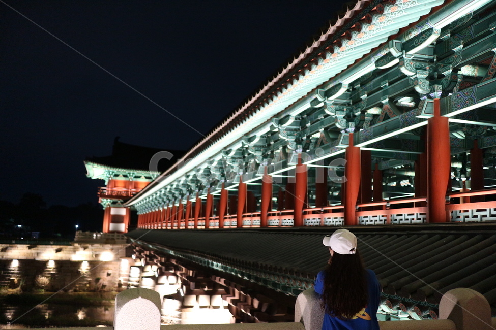 월정교,야경,경주,한옥,기와집,과거,역사,밤,풍경,nightscape,night,한국전통,traditional,korean,한국여자,여자뒷모습,뒷모습,herback,모자쓴여자