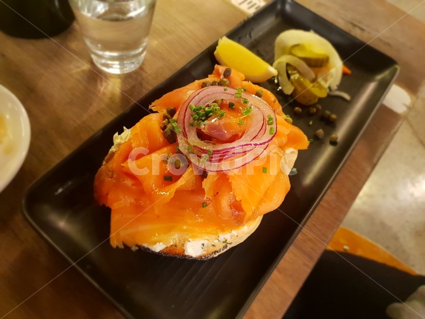 베이글,연어,살몬,카페,브런치,메뉴,연어베이글,런치,어니언,크림치즈,맛있는,토스트,아침식사,아침,아침메뉴,빵,음식,카페테리아,감성,감성사진,느낌,음식,식재료,요리,food,cook,meal,dishes,food reserves,일식,일본음식,일본요리,Japanese food,Japanese dishes,Japanese meal,Japanese cook