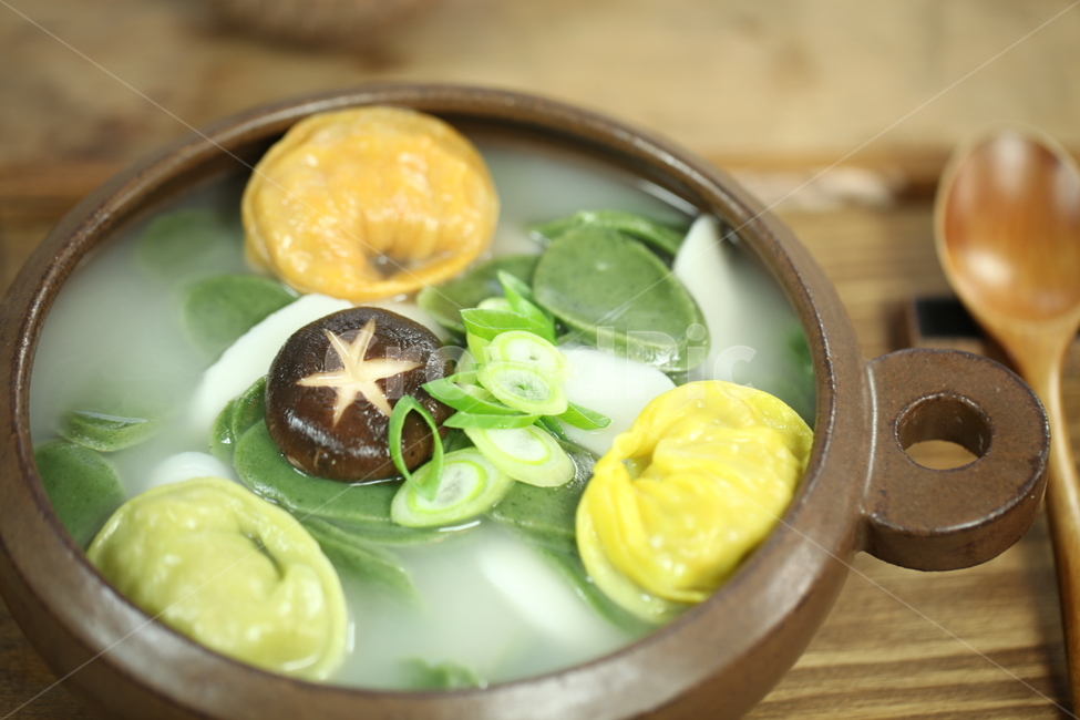 떡국,만둣국,만두국,한식,한국,전통,그릇,수저,쑥떡,요리,dish,food,meal,식사,korea,음식,식재료,요리,food,cook,meal,dishes,food reserves,한식,한국음식,한국요리,korean food,korean dishes,korean meal,korean cook