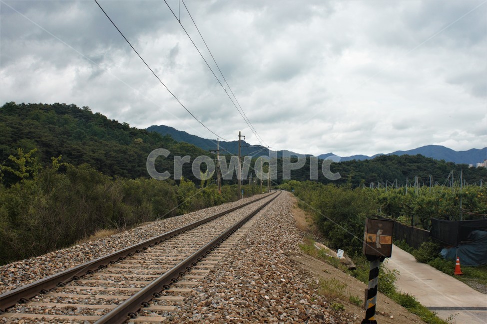 철도,철길,기찻길,철로,기차,전선,전신주,시골,산,풍경,railroad,train,사선,대각선,하늘,구름,sky,cloud,road,way,path