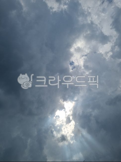 sky,cloud,ray of light,puffy clouds,cloudy sky