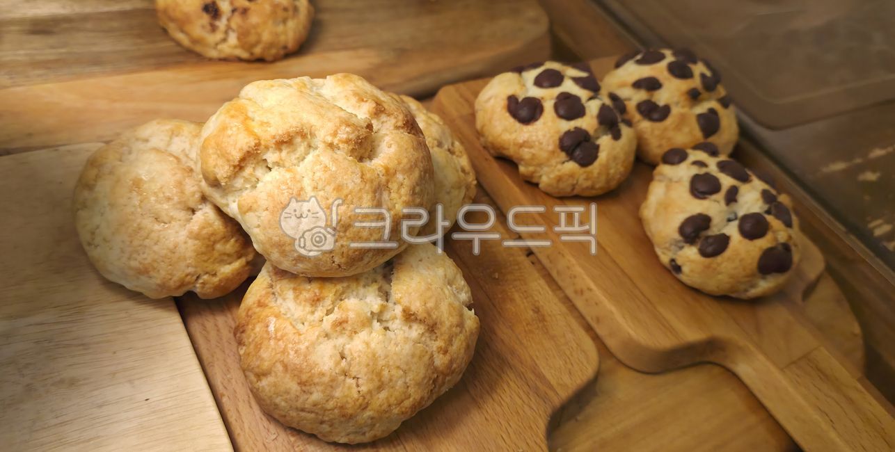 스콘,scone,버터밀크,버터밀크스콘,플레인스콘,초코칩,초코칩스콘,카페디저트,디저트,dessert,빵,베이커리,bakery,페이스트리,구운디저트,나무트레이,베이커리진열
