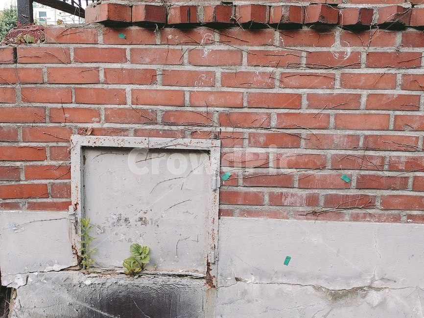 담벼락,사각프레임,붉은벽돌,낡은담벼락,갈라진벽,크랙