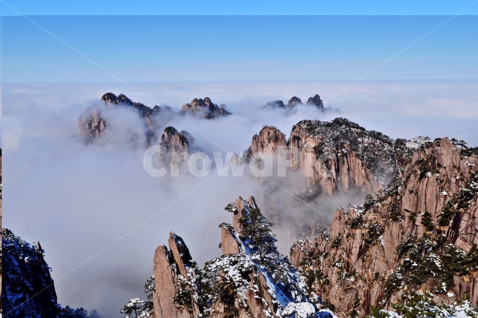 nature,자연,weather,날씨,outdoors,옥외,mountain,산,mountainrange,산맥,ice,빙,peak,피크,중국,황산,중국황산,황산설경,운해,설산,설경,바위산,절벽,중국비경,상고대,경치,경관,풍경,비경,명산,정상,골짜기,기암,기암괴석