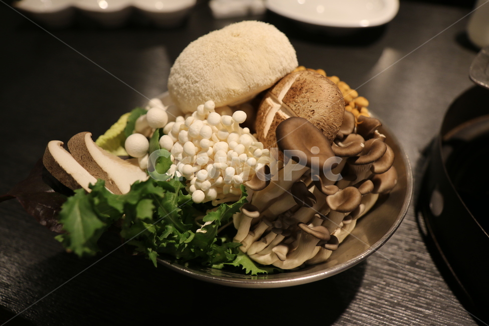 요리,샤브샤브,고기,전골,재료,테이블,식당,외식,저녁,메뉴,버섯,mushroom